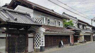 紅花で財を成した豪商の店蔵ですが、2021年2月の地震被害で、5月下旬現在臨時休館中。