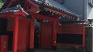 カラフルな赤門