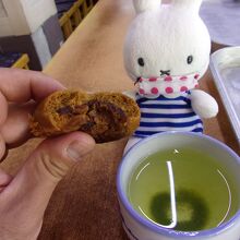 温泉饅頭を試食させてくれます。