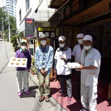 笑顔がモットーの店員さん方。