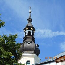 シャープな高い鐘楼