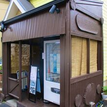 店の入り口に自販機が