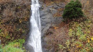 滝が三筋の糸のように流れていることから名付けられた滝