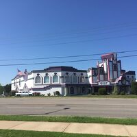 ホテルの正面玄関からショージタブチ劇場が見えます。