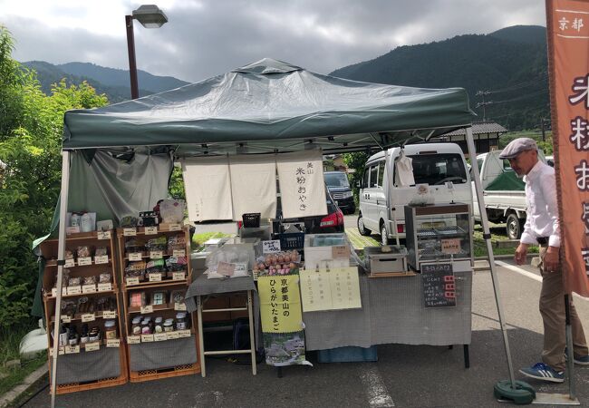 地元産の野菜や卵、特産品が集結。