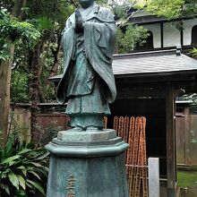 日蓮聖人の銅像と「袈裟懸けの松」も、境内にあります 