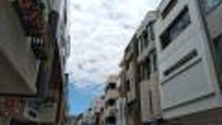 両側にお店が並ぶ