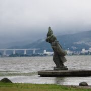 諏訪湖に浮かぶ不思議な像