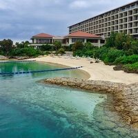 海に囲まれた瀬良垣島が全部ホテルになってます。