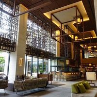 開放感ある吹き抜けのロビー