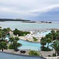 プール、ビーチが目の前。気持ちいいです。