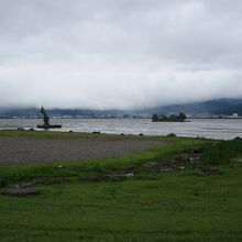 初島と並ぶ諏訪湖の島に見えます