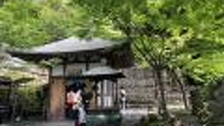 地蔵堂の周囲の千体地蔵が圧巻