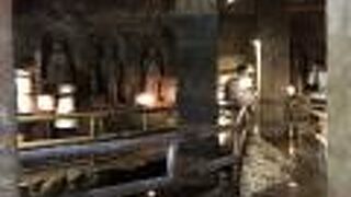 洞窟の中に多くの石像