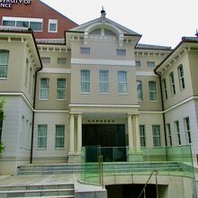 卒業生の寄付でできた素敵な建物です