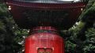 方形の屋根と真っ赤な円形の本体との組み合わせがインパクトがあります