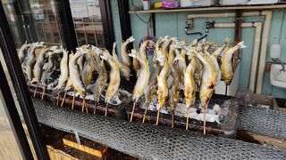 道の駅の売店では大ぶりの鮎が串に刺されて焼かれています