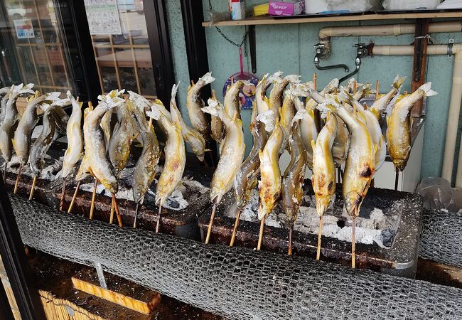 道の駅の売店では大ぶりの鮎が串に刺されて焼かれています