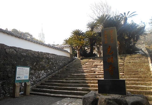 寺院と教会の見える風景のお寺