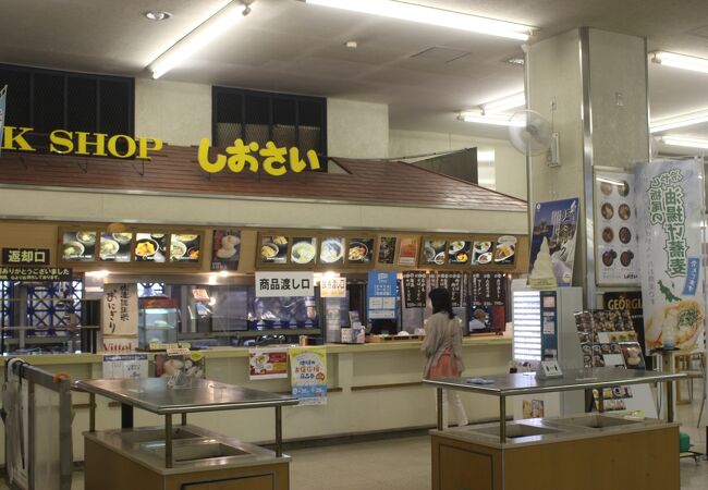 佐渡汽船ターミナル内にある立ち食いそば店。佐渡名物「ながもそば」を食べました