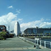 横浜港に面した商業施設