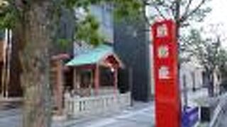 手を合わせていた親子連れも