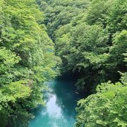 四万温泉を流れる青い川