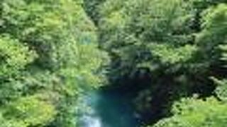 四万温泉を流れる青い川