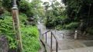 「法華経」宝塔品の偈文の九十六文字にちなんで石段を九十六段としています。