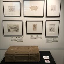 将校用行李と淡いスケッチ