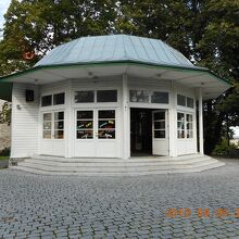 広場にあるカフェ