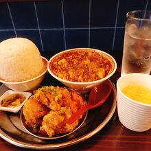 麻婆豆腐と油淋鶏がセットのシマハンA定食970円