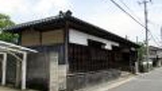 一見の価値のある立派な門がありました。