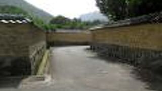 剥き出しの土塀に味わいがありました。