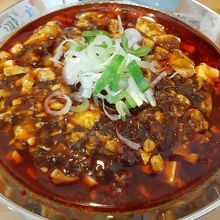 迫力のマーボー麺。これは辛口。