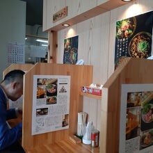 カウンター席は、一人ずつ区切られた麺集中席になっています。