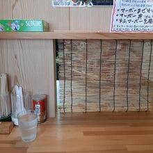 出来上がった品は、すだれの向こうの厨房から直接出されます。