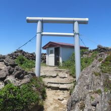 山頂そばにある権現堂