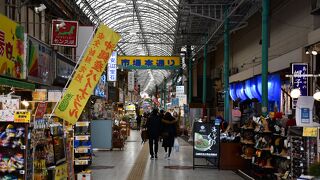 市場本通りは賑やかな商店街