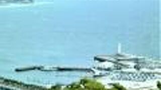 湘南港を導く灯台