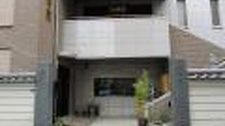 現代的な建物のお寺でした