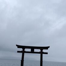 琵琶湖に浮かぶ鳥居