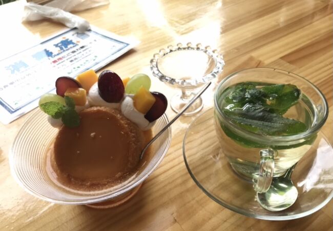 森の中にあるようなカフェ