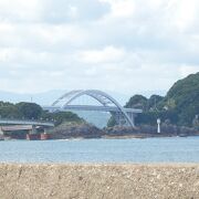 潮岬と紀伊大島を結ぶアーチ橋