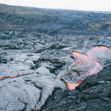 キラウエア火山の流れる溶岩