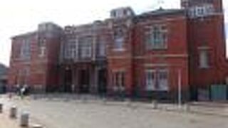 レトロ地区の中でも目立つレンガ造りのりっぱな建物