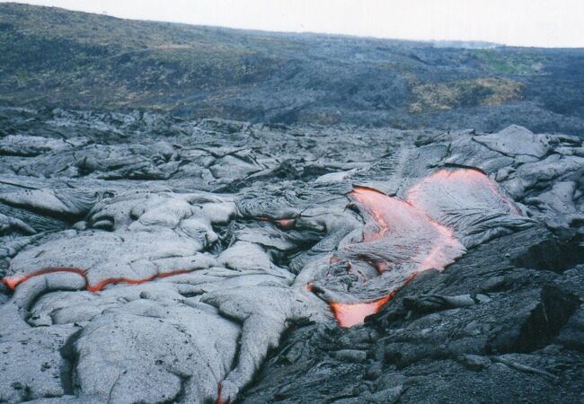 すぐそばで溶岩を見ることができる奇跡の場所