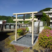 ダムサイトにある井川水神社