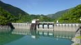 ダム周辺の眺めが楽しめます （井川ダム）
