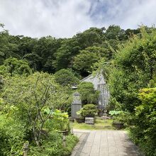 山門前から見た境内